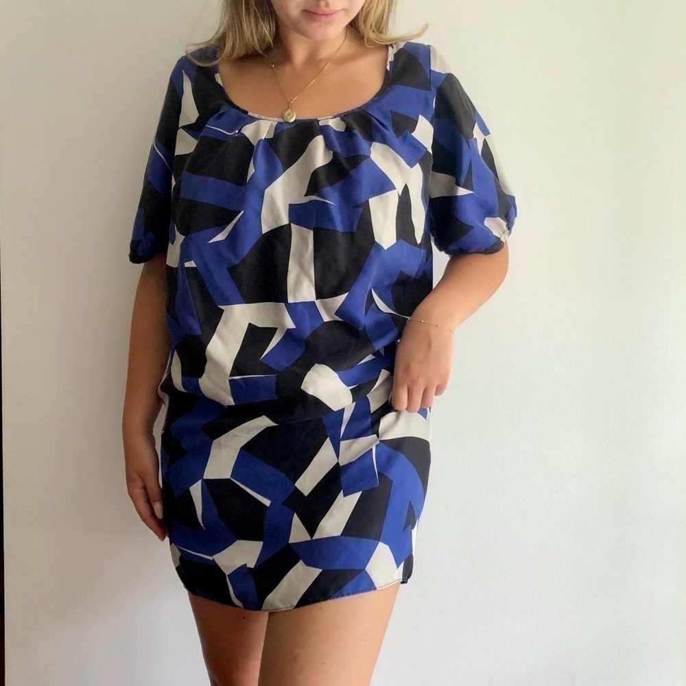 CLUB Monaco Silk dress Blue and white geometric pattern T-Shirt size 2